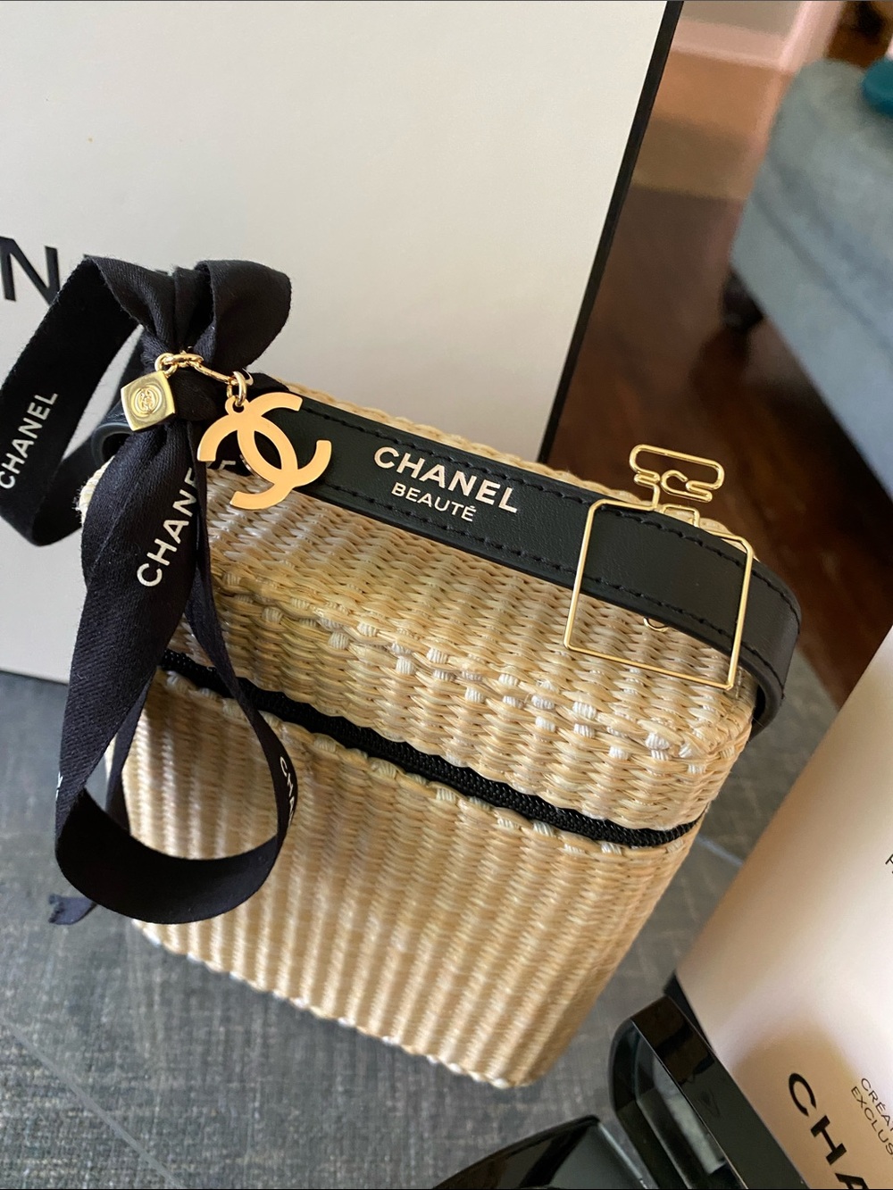 Chanel Limited Edition Les Beiges Essentials  Summer Pouch - Picture 16 of 16